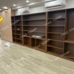 đóng tủ kệ văn phòng Tủ hồ sơ văn phòng là sản phẩm nội thất giúp lưu trữ tài liệu, hồ sơ một cách ngăn nắp và khoa học. Với thiết kế đa dạng về kích thước, chất liệu và kiểu dáng, tủ hồ sơ phù hợp với nhiều không gian làm việc khác nhau.